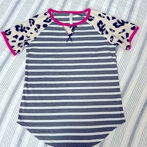 Tickled Teal boutique top- Sz small